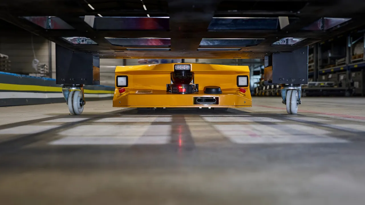 Blick vom Boden unter einen Cart, das eingefahrene Fahrzeug zwischen den Rollen