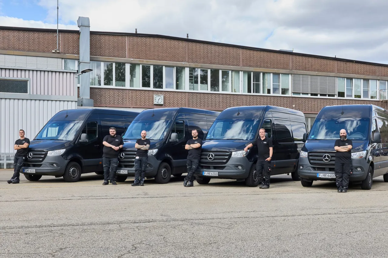 Das Serviceteam von RHB-Robotics mit den Servicefahrzeugen vor dem Werk in Rheinböllen
