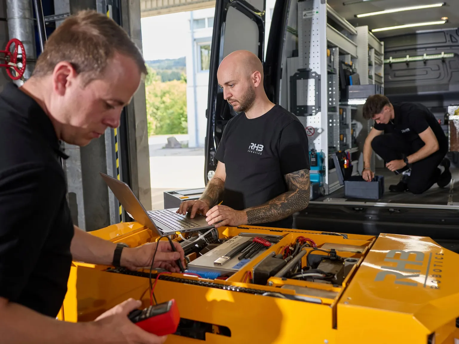 Vor-Ort-Support, Servicetechniker am geöffneten AMR vor dem Servicefahrzeug