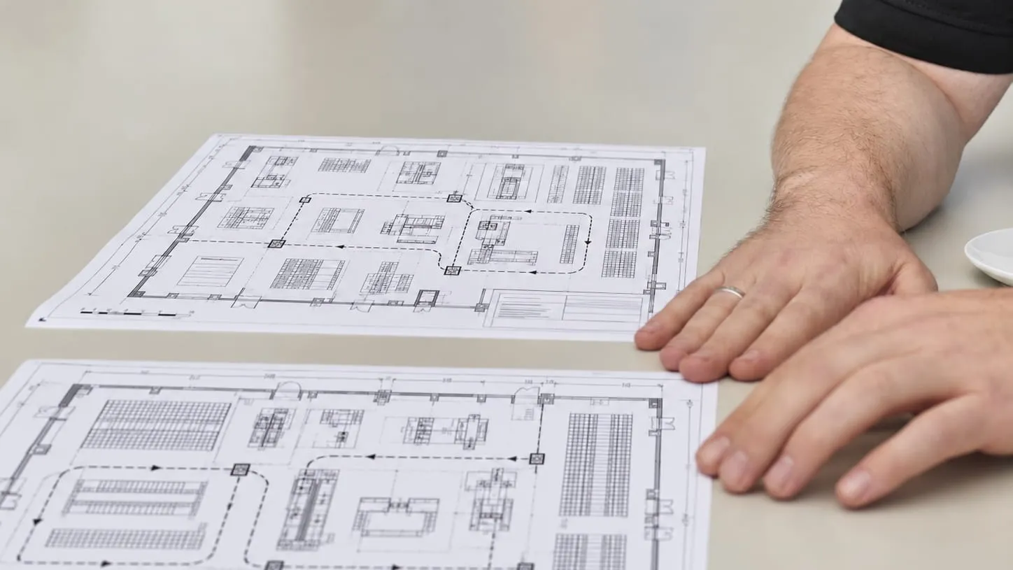 Hallenlayout und Materialflusswege auf dem Tisch, Aufnahme der Ausgangslage