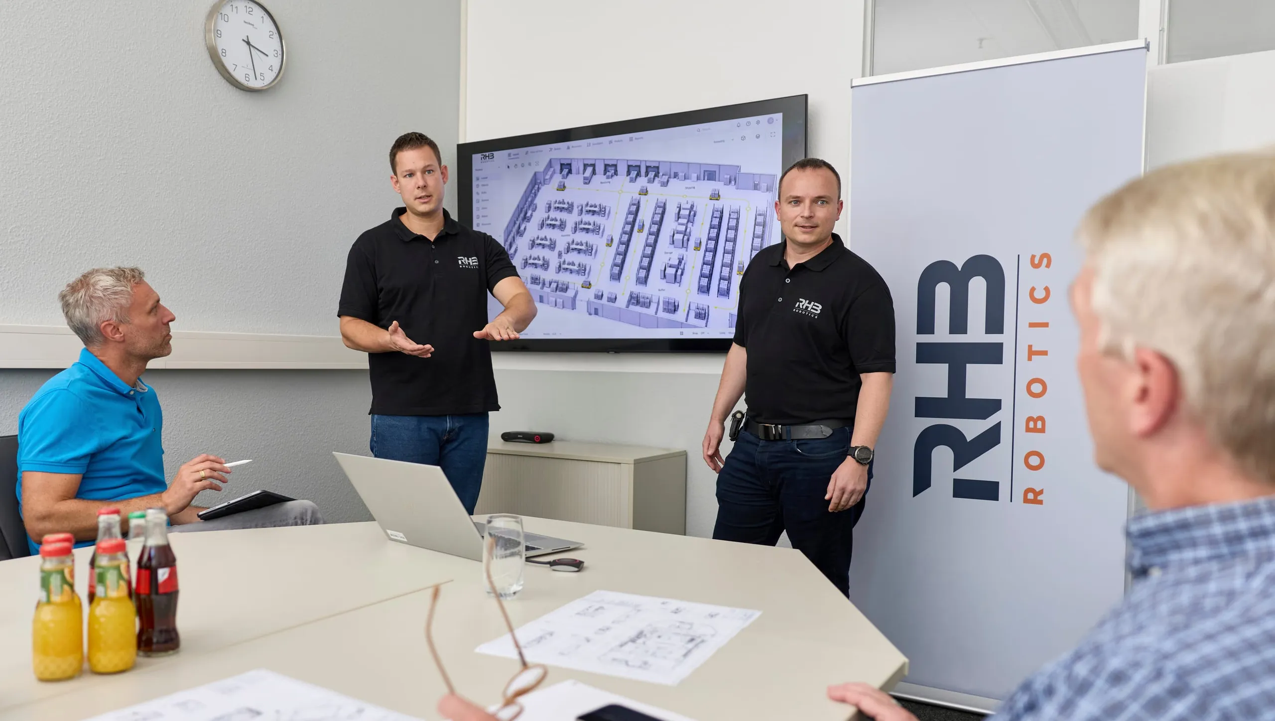 Projektbesprechung am Standort Rheinböllen, ein Hallenlayout mit Fahrwegen auf dem Bildschirm